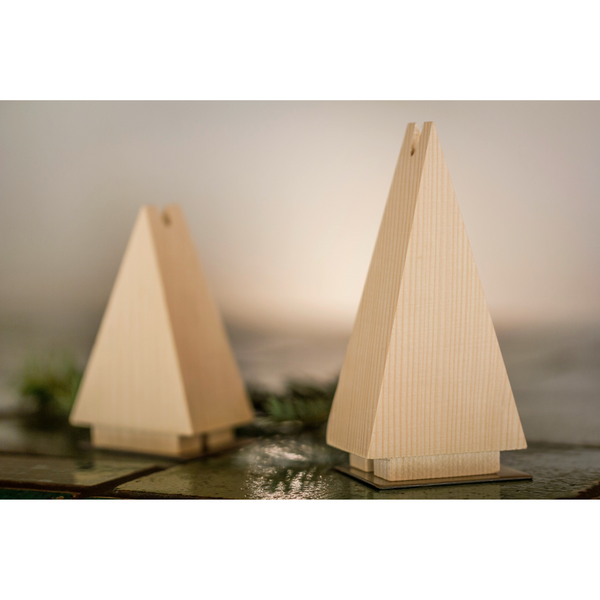 Zwei Räuchermännchen-Räuchertanne-Ornamente, pyramidenförmig und aus Fichtenholz gefertigt, mit kleinen Löchern an der Spitze für Räucherkegel, stehen auf einer reflektierenden Oberfläche.