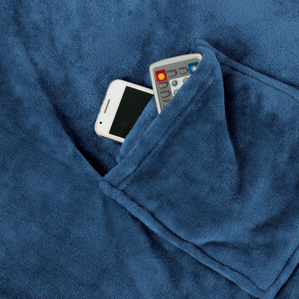 Die blauen Ärmeldecken aus Mikrofaser verfügen über praktische Ärmel und eine Tasche, in der Smartphone und TV-Fernbedienung immer griffbereit sind.