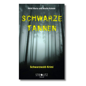 Das Buchcover von „Schwarze Tannen“ zeigt einen nebligen Schwarzwald, hohe dunkle Bäume und einen gelben Titeltext – und ruft so ein Gefühl von Verbrechen und Entführung hervor, das sich im Schatten verbirgt.
