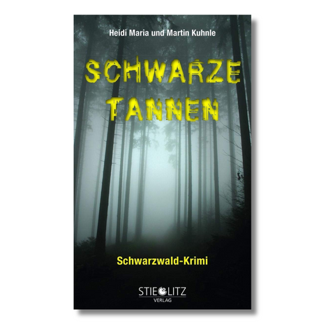 Das Buchcover von „Schwarze Tannen“ zeigt einen nebligen Schwarzwald, hohe dunkle Bäume und einen gelben Titeltext – und ruft so ein Gefühl von Verbrechen und Entführung hervor, das sich im Schatten verbirgt.