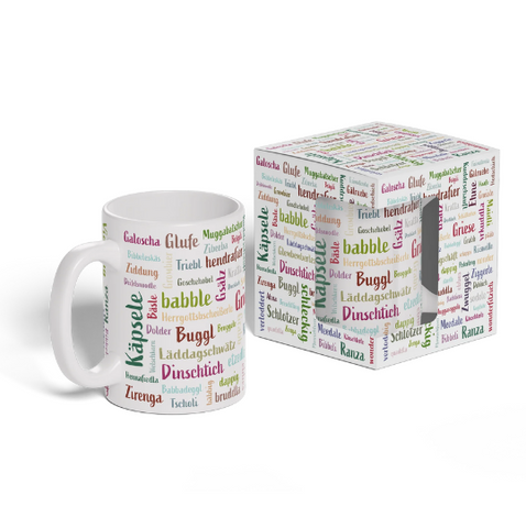 Die Mundart-Tasse besteht aus einer weißen Tasse und einer dazu passenden Box, beides verziert mit bunten, verspielten Sprüchen in verschiedenen Schriftarten – ideal für alle, die die Schwabenländer Landessprache lieben.