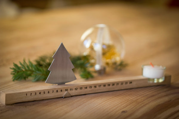Ein Adventskalender aus Holz und Metall.