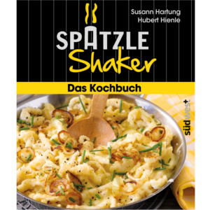 Eine Pfanne Spätzle mit Röstzwiebeln und Kräutern, ein Kochlöffel und auf dem Cover das Spätzle-Shaker-Kochbuch mit kreativen Spätzle-Rezepten.