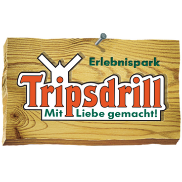 Logo des Erlebnisparks Tripsdrill auf einem Holzschild, Slogan „Mit Liebe gemacht!“ in grün. ABO Bonus-Preis erhältlich für Tripsdrill Eintrittskarte Erwachsene / Jugendliche.